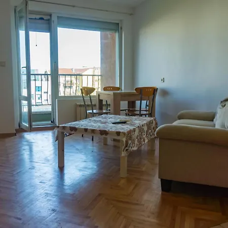 Prime Location With Free Parking Apartmán