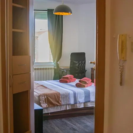 Prime Location With Free Parking Apartmán *