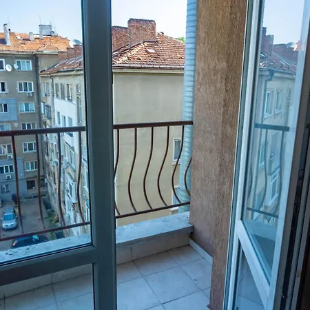 Prime Location With Free Parking Apartmán