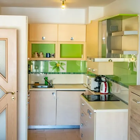Apartment Prime Location With Free Parking *