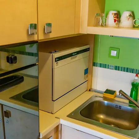 Apartment Prime Location With Free Parking *