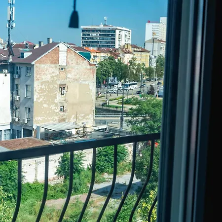 Prime Location With Free Parking Апартаменты