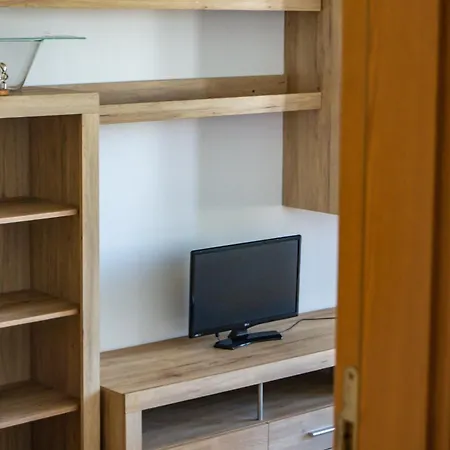 Apartment Prime Location With Free Parking *