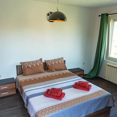 Prime Location With Free Parking Апартаменты
