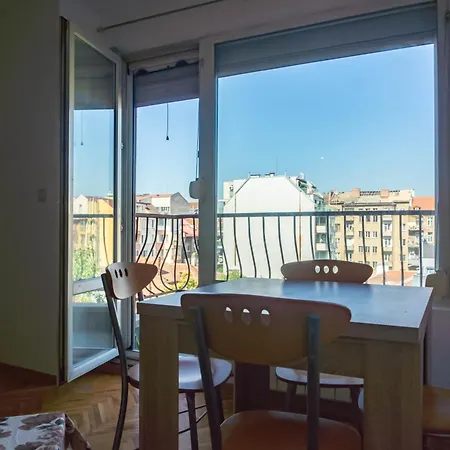 Prime Location With Free Parking Apartment *